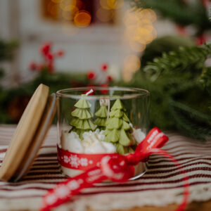 Hand-poured Christmas soy candle by Laboratorium Kreatywności